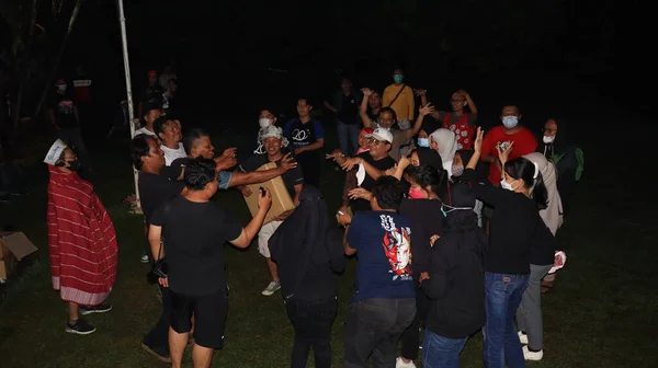 Csoport Emberek Élvezik Zenét Területen Tánccal Szórakozással Együtt Éjszaka Salatiga — Stock Fotó