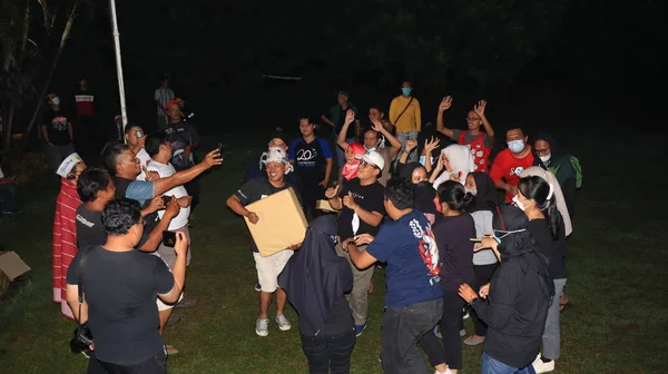 Groep Mensen Die Genieten Van Muziek Het Veld Door Samen — Stockfoto