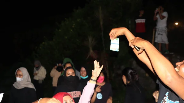 Grupo Pessoas Que Gostam Música Campo Dançando Divertindo Juntos Noite — Fotografia de Stock