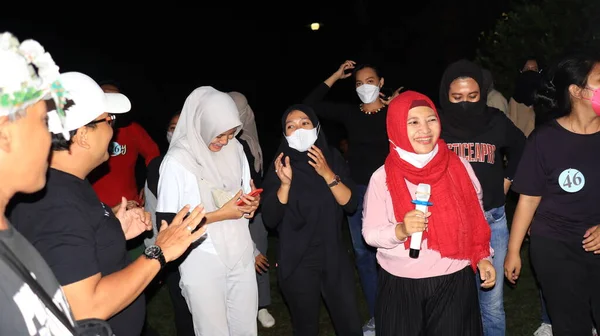 Groupe Personnes Appréciant Musique Sur Terrain Dansant Amusant Ensemble Nuit — Photo