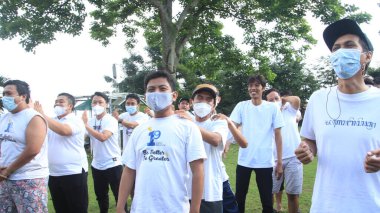 Oyun alanında birlikte oynayan bir grup insan, Salatiga, Endonezya, 11 Aralık 2021