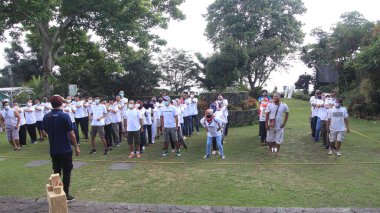 Oyun alanında birlikte oynayan bir grup insan, Salatiga, Endonezya, 11 Aralık 2021