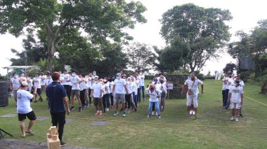 Oyun alanında birlikte oynayan bir grup insan, Salatiga, Endonezya, 11 Aralık 2021