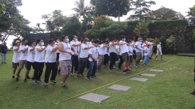 Oyun alanında birlikte oynayan bir grup insan, Salatiga, Endonezya, 11 Aralık 2021
