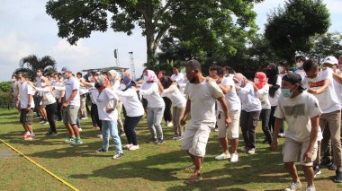 Oyun alanında birlikte oynayan bir grup insan, Salatiga, Endonezya, 11 Aralık 2021