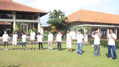 Oyun alanında birlikte oynayan bir grup insan, Salatiga, Endonezya, 11 Aralık 2021