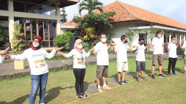Oyun alanında birlikte oynayan bir grup insan, Salatiga, Endonezya, 11 Aralık 2021