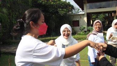 Oyun alanında birlikte oynayan bir grup insan, Salatiga, Endonezya, 11 Aralık 2021