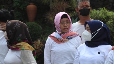 Oyun alanında birlikte oynayan bir grup insan, Salatiga, Endonezya, 11 Aralık 2021