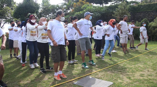 Gruppe Von Menschen Die Zusammen Auf Dem Spielplatz Spielen Salatiga — Stockfoto