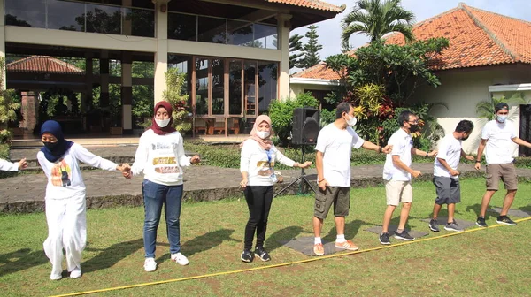 Grupo Pessoas Brincando Juntas Playground Salatiga Indonésia Dezembro 2021 — Fotografia de Stock