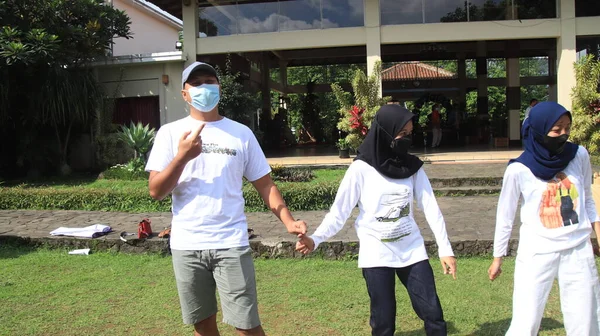 Gruppe Von Menschen Die Zusammen Auf Dem Spielplatz Spielen Salatiga — Stockfoto