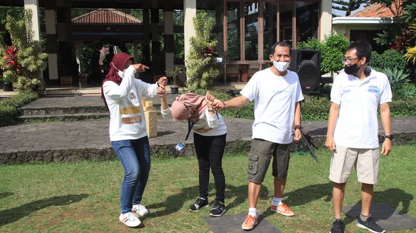 Gruppe Von Menschen Die Zusammen Auf Dem Spielplatz Spielen Salatiga — Stockfoto