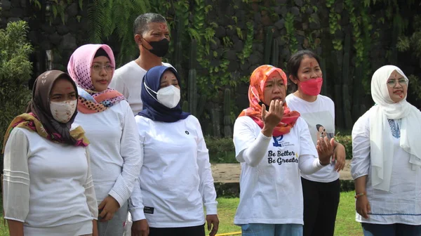 Gruppe Von Menschen Die Zusammen Auf Dem Spielplatz Spielen Salatiga — Stockfoto