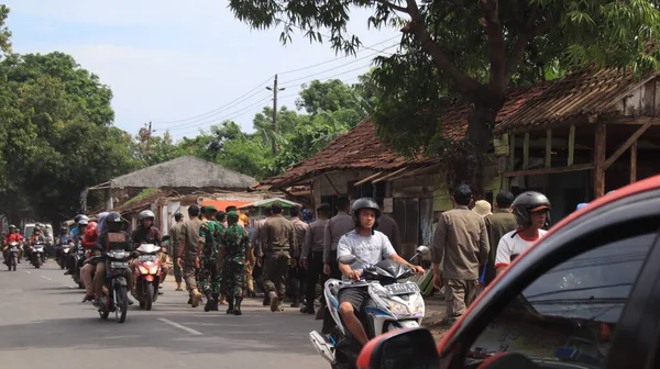 Oficiales Desmantelando Edificios Ilegales Escoltados Por Policía Soldados Pekalongan Diciembre —  Fotos de Stock