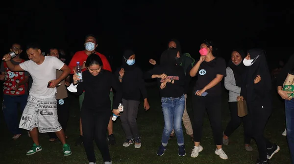 Grupa Osób Korzystających Muzyki Terenie Tańcząc Bawiąc Się Razem Nocy — Zdjęcie stockowe