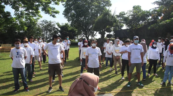 Groupe Personnes Jouant Ensemble Terrain Jeux Salatiga Indonésie Décembre 2021 — Photo