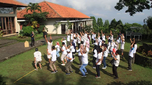 一群人在操场上玩耍 印度尼西亚萨拉蒂加 2021年12月11日 — 图库照片