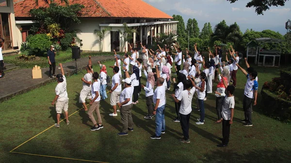 Skupina Lidí Kteří Spolu Hrají Hřišti Salatiga Indonésie Prosince 2021 — Stock fotografie