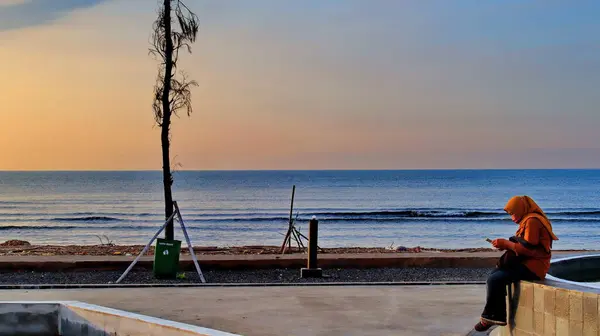 Turistas Que Relajan Lugar Entretenimiento Junto Playa Pekalongan Indonesia Abril —  Fotos de Stock