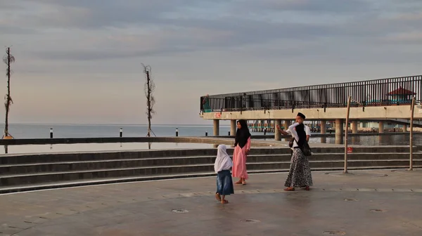 Turistas Que Relajan Lugar Entretenimiento Junto Playa Pekalongan Indonesia Abril —  Fotos de Stock