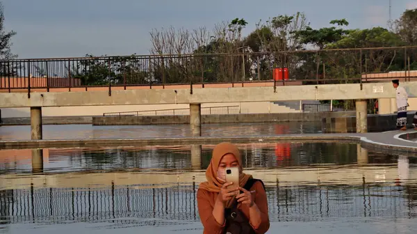 Touristes Relaxant Lieu Divertissement Bord Mer Pekalongan Indonésie Avril 2022 — Photo