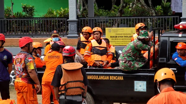 Equipo Sar Búsqueda Rescate Están Ayudando Las Víctimas Batang Indonesia —  Fotos de Stock