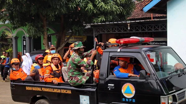 Zespół Sar Lub Poszukiwawczo Ratowniczy Pomaga Ofiarom Batang Indonesia Marca — Zdjęcie stockowe