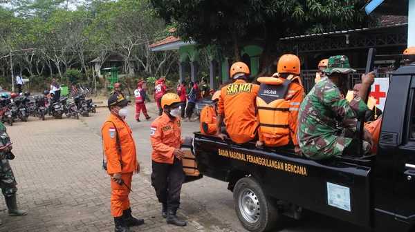 Zespół Sar Lub Poszukiwawczo Ratowniczy Pomaga Ofiarom Batang Indonesia Marca — Zdjęcie stockowe