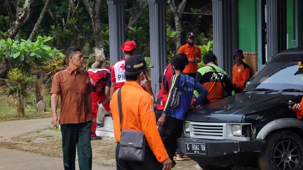 搜救小组正在印度尼西亚巴丹帮助受害者2022年3月30日 — 图库照片
