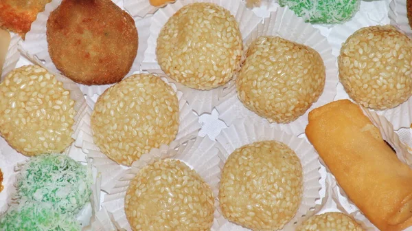 Indonesische Traditionelle Süße Und Herzhafte Gebratene Snacks Einem Behälter — Stockfoto