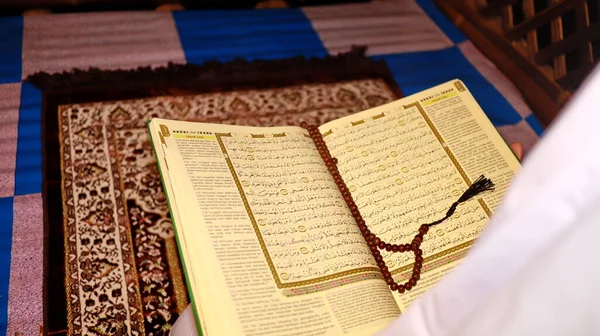 Muslim Woman Reading Koran Batang Indonesia April 2022 — Stock Photo, Image