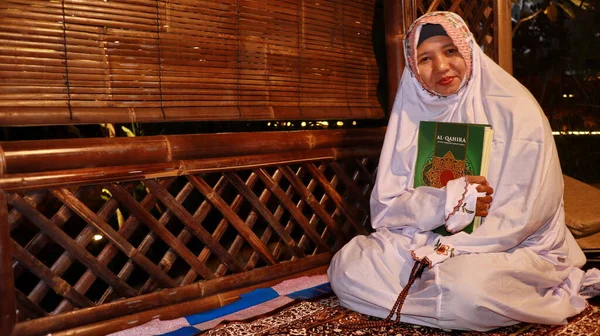 Muszlim Olvassa Koránt Batang Indonézia Április 2022 — Stock Fotó