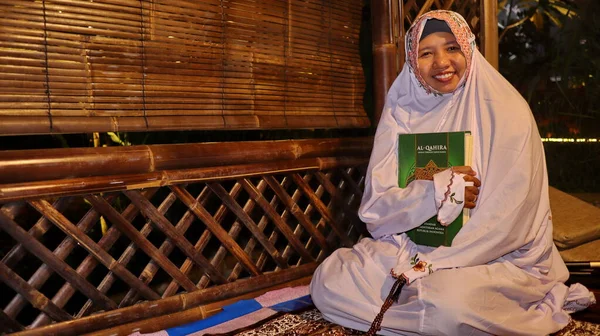 Muszlim Olvassa Koránt Batang Indonézia Április 2022 — Stock Fotó
