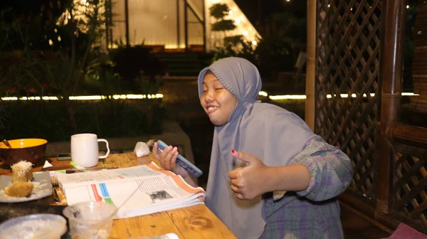 Ragazza Che Indossa Hijab Mentre Studia Con Illuminazione Insufficiente Batang — Foto Stock