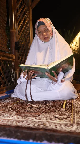 Μουσουλμάνα Γυναίκα Διαβάζει Κοράνι Μπατάνγκ Ινδονησία Απριλίου 2022 — Φωτογραφία Αρχείου