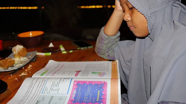 불충분 조명을 사용하여 공부하는 히잡을 인도네시아 2022 — 스톡 사진
