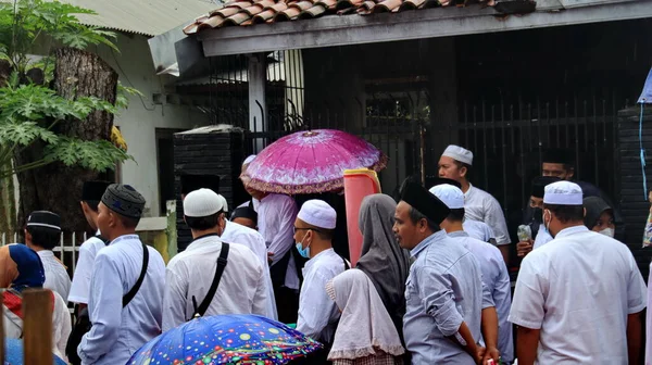 Müslüman Erkekler Kadınlar Çocuklar Yetişkinler Yolun Ortasında Pekalongan Endonezya Kasım — Stok fotoğraf