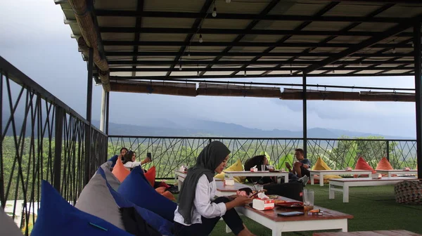 Bezoekers Genieten Van Sfeer Een Toeristische Plek Restaurant Bergen Batang — Stockfoto