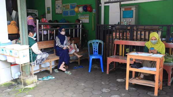 Fotodocumentatie Van Sfeer Van Bewoners Tijdens Wachtrij Voor Gezondheidsdiensten Het — Stockfoto