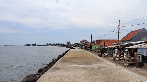 2022年2月15日インドネシア ペカロンガン島潮汐波を保持する護岸護岸建物 — ストック写真