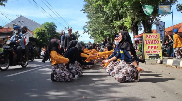 Atrakcja Parady Kulturalnej Tradycyjna Muzyka Taniec Pekalongan Indonezja Lutego 2022 — Zdjęcie stockowe