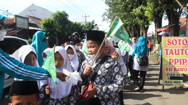 イスラム教学生のパレードアトラクション イスラム教の宗教的な日を記念して インドネシア ペカラン 2022年2月19日 — ストック写真