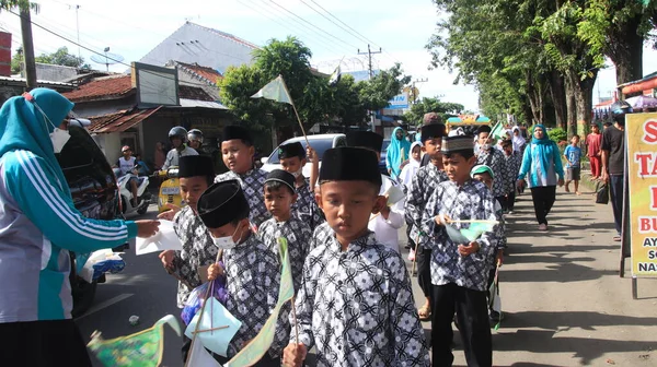 イスラム教学生のパレードアトラクション イスラム教の宗教的な日を記念して インドネシア ペカラン 2022年2月19日 — ストック写真