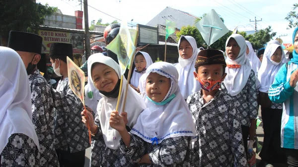 Atração Estudantil Muçulmana Enquanto Comemora Dia Religioso Islâmico Pekalongan Indonésia — Fotografia de Stock