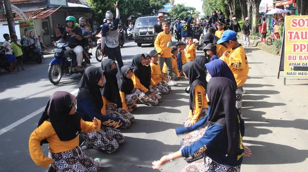 Atrakcja Parady Kulturalnej Tradycyjna Muzyka Taniec Pekalongan Indonezja Lutego 2022 — Zdjęcie stockowe