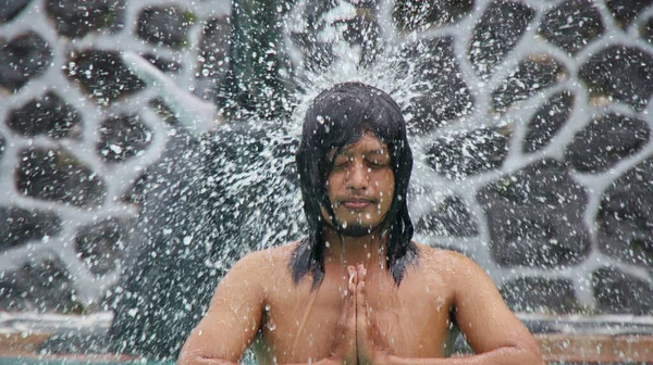 Muž Sprchuje Venkovní Sprchou Rituál Koupáním Svěcené Vodě Muž Odpočívající — Stock fotografie