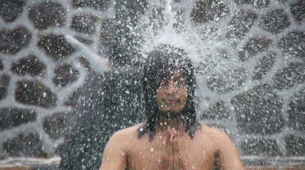 Homem Tomando Banho Com Chuveiro Livre Ritual Banhando Água Benta — Fotografia de Stock