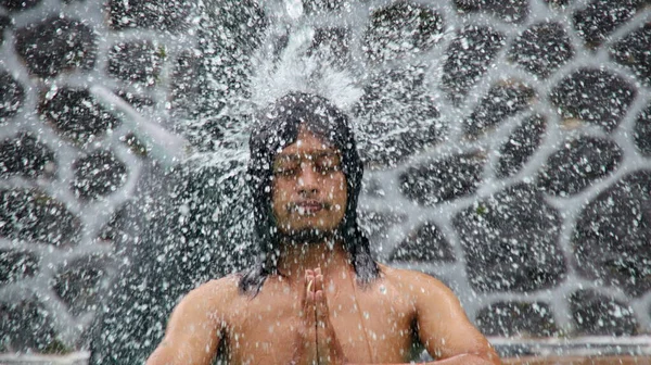 男は屋外シャワーでシャワーを浴びている 聖水で入浴する儀式 マッサージプールでリラックスした男 シャワーの中で — ストック写真
