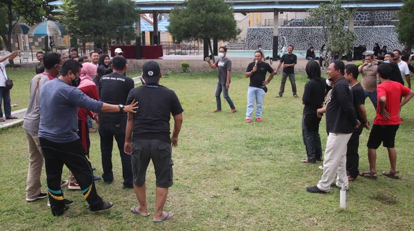 Aufregung Von Verschiedenen Multirassischen Jungen Menschen Die Sich Händchen Haltend — Stockfoto